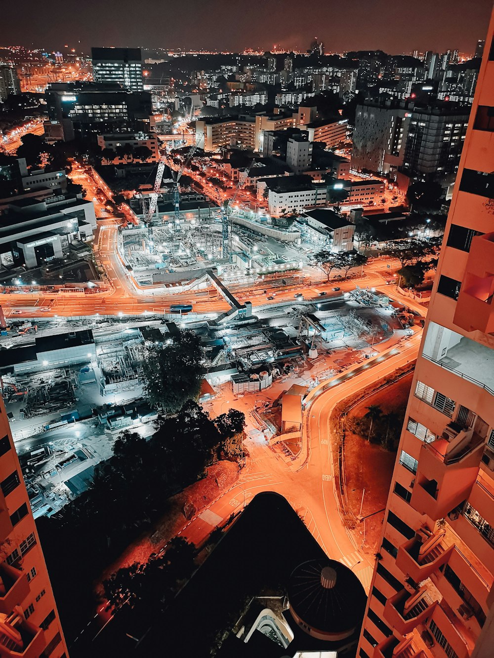 夜間の市街地の航空写真