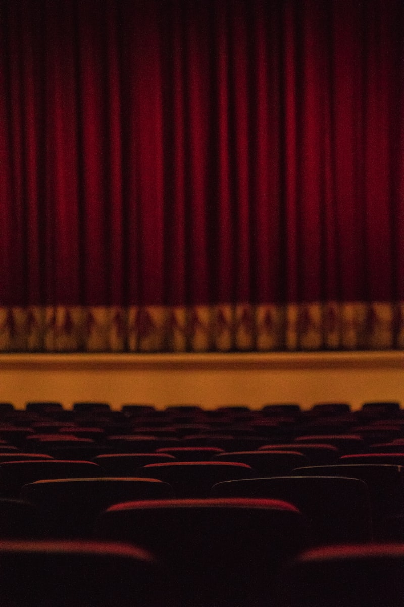 Rzędy pustych foteli w teatrze