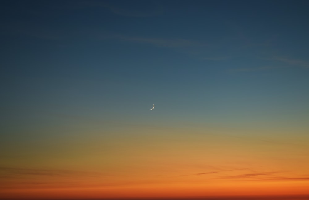 Luna creciente durante la puesta del sol