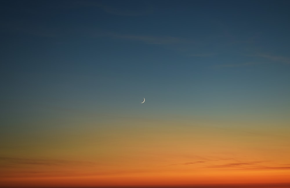 croissant de lune au coucher du soleil