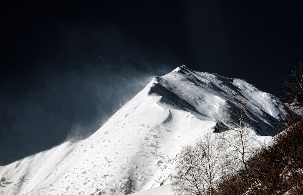 雪に覆われた山の航空写真