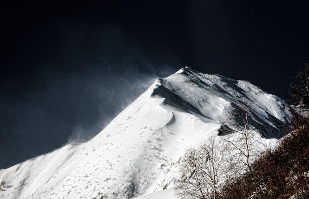 vista aérea fotografia da montanha coberta de neve