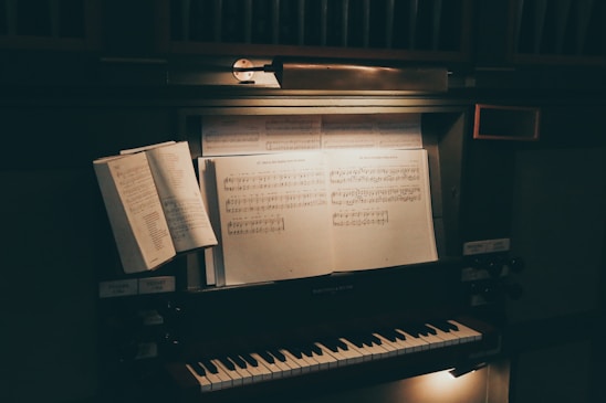 music note on piano