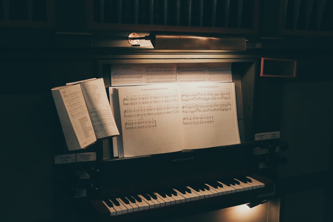 music note on piano,