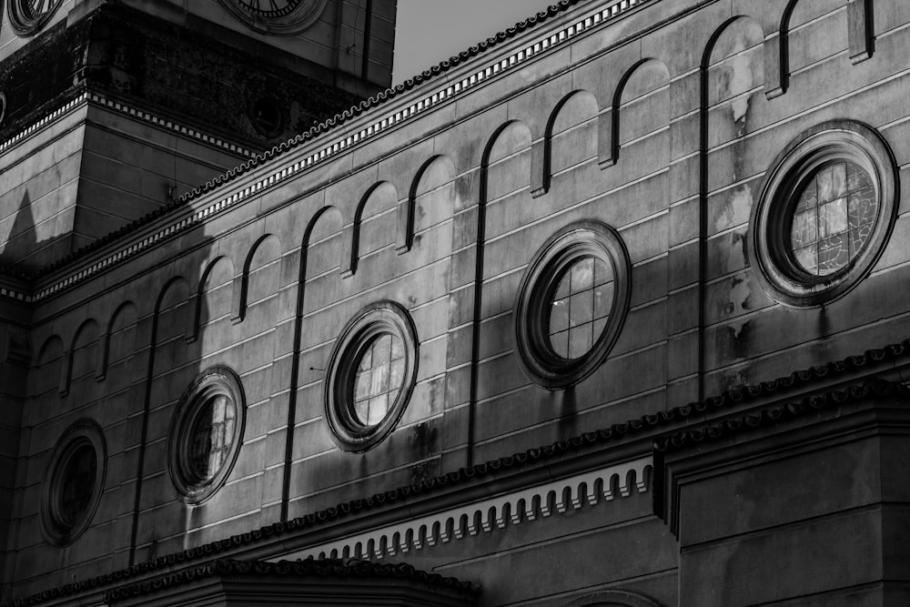 foto in scala di grigi della struttura in calcestruzzo