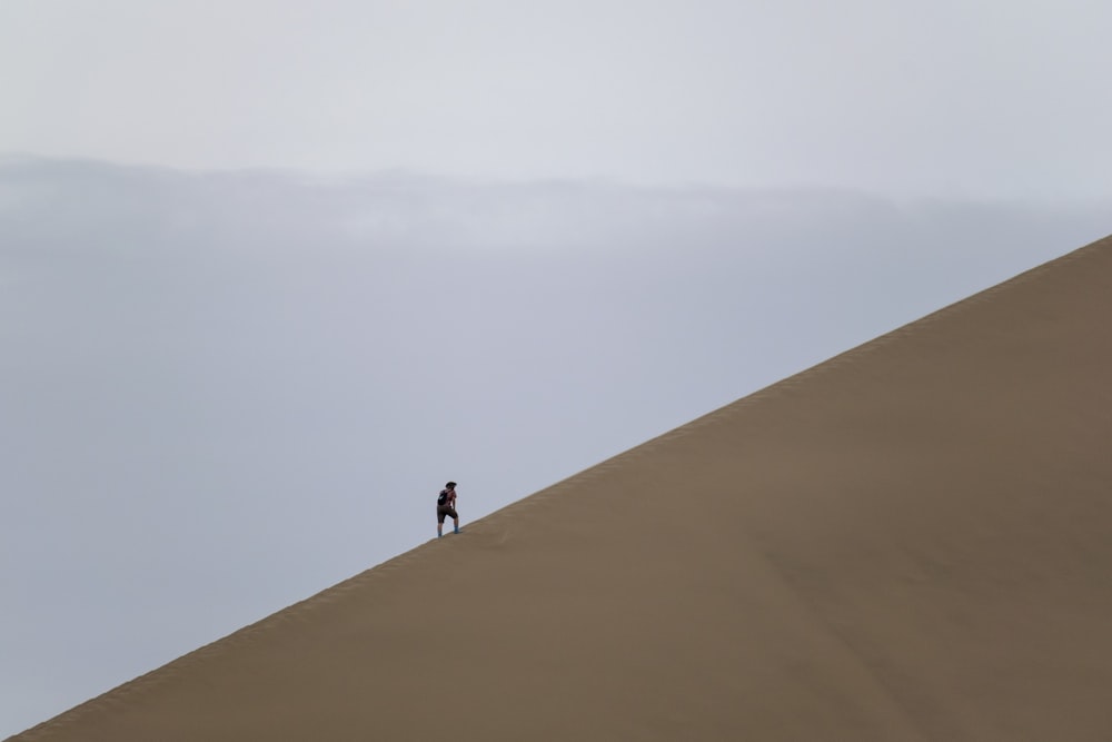 persona che si arrampica nel deserto