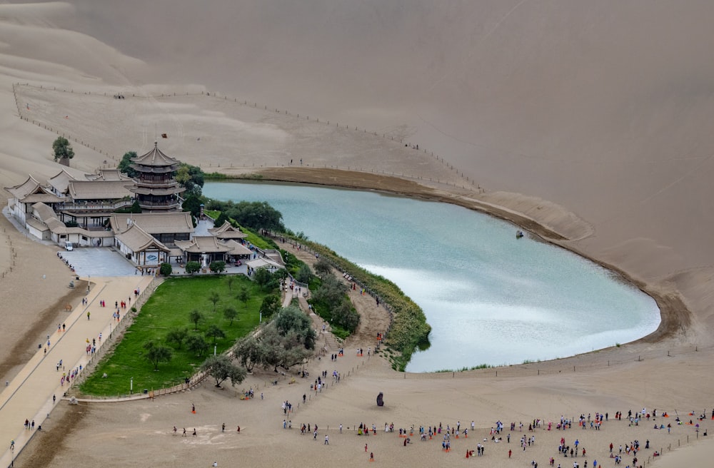 Luftaufnahme des Hauses am Yueyaquan-See tagsüber
