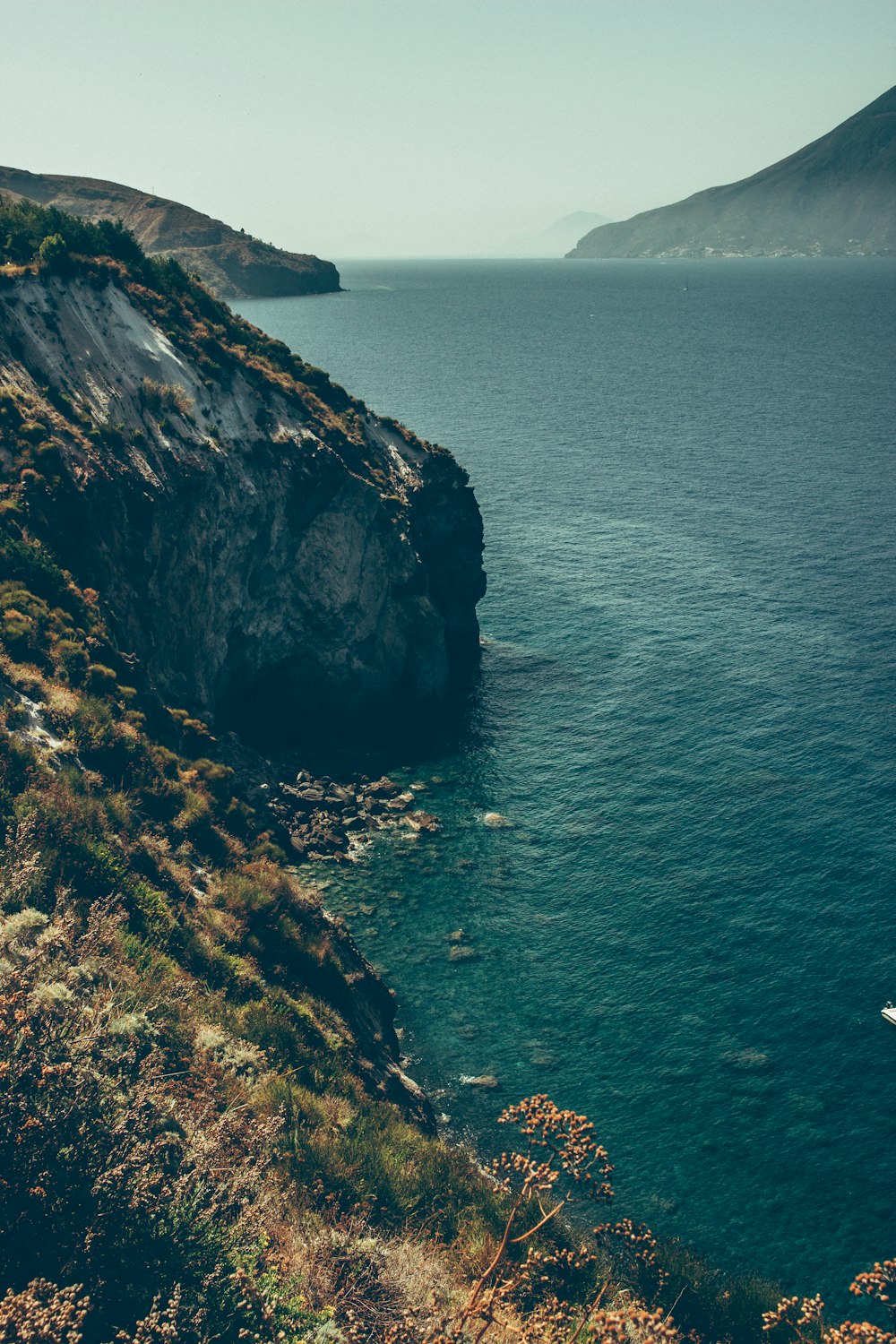 scogliera vicino allo specchio d'acqua