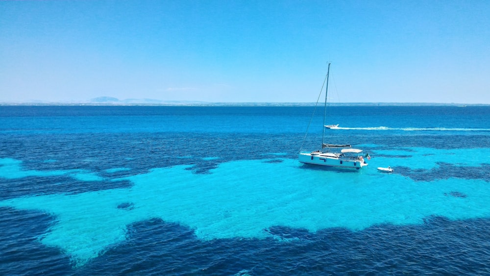 Iate branco no mar azul