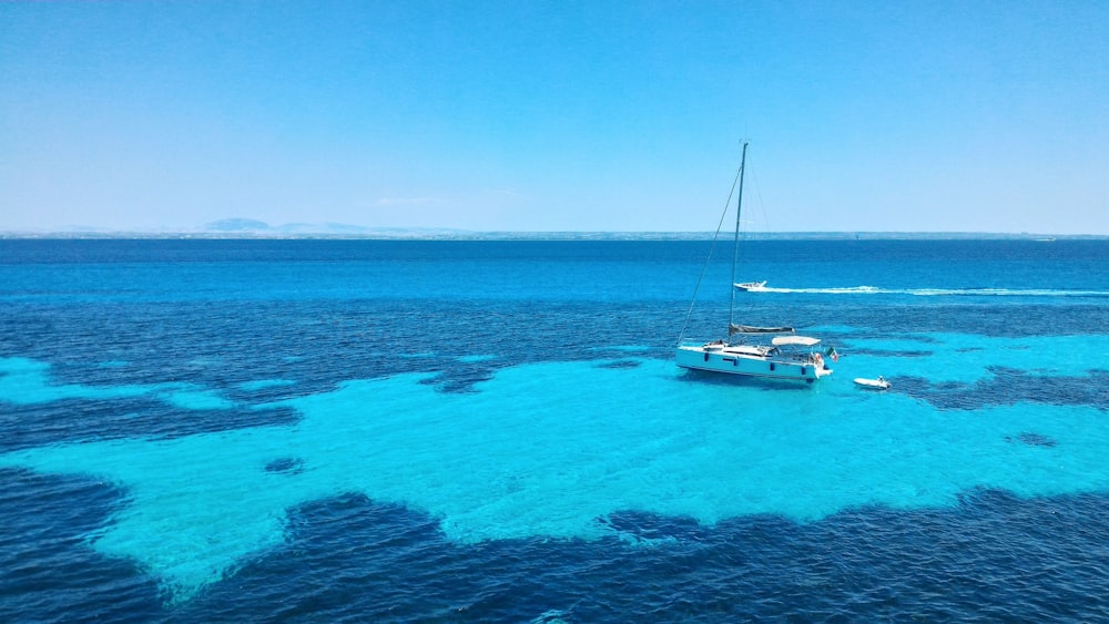 Yacht blanc sur mer bleue