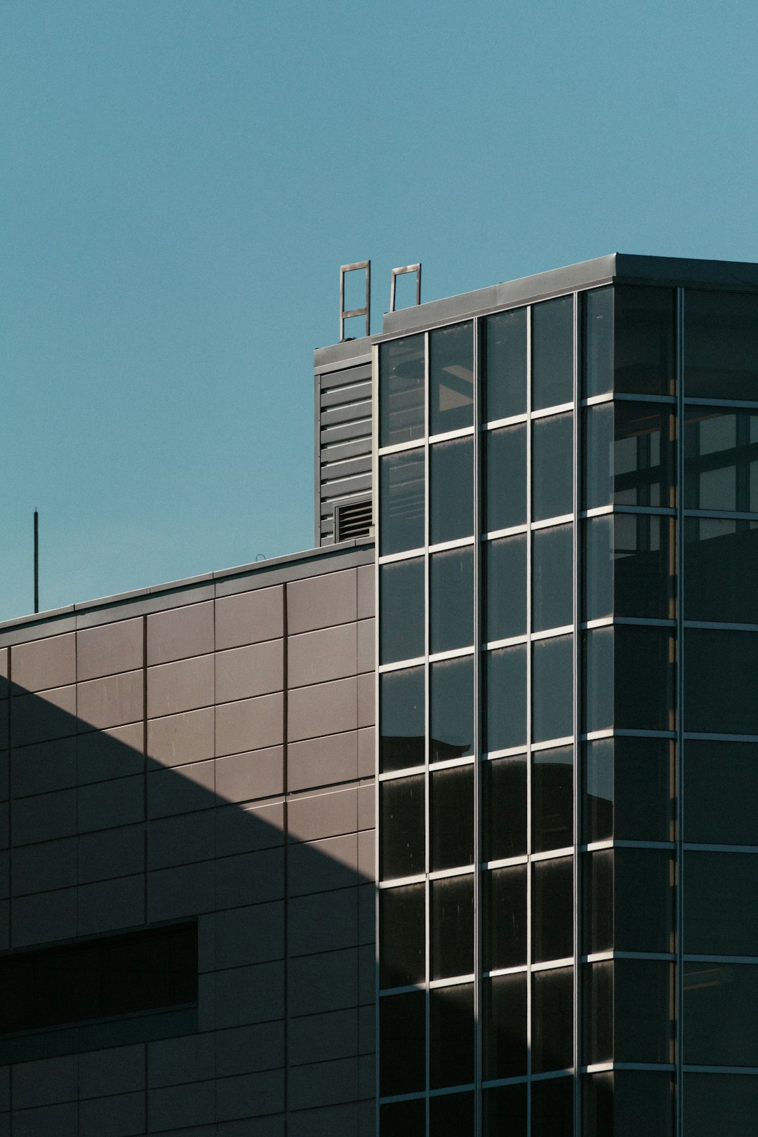 gray concrete building