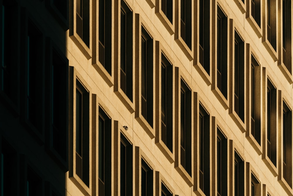 茶色のコンクリートの建物