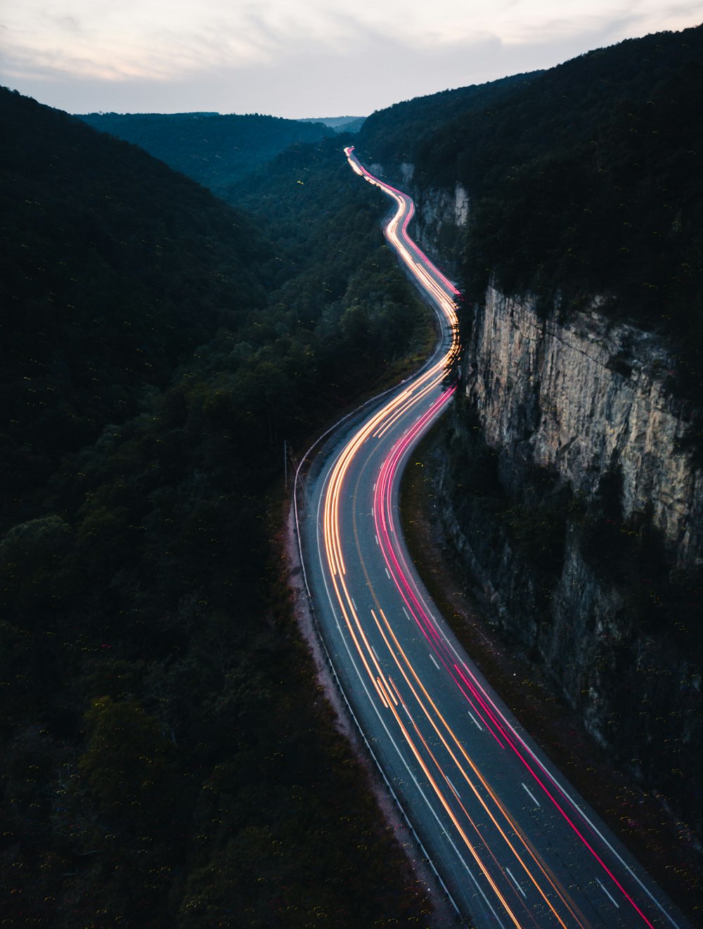 Foto panorámica de la carretera iluminada