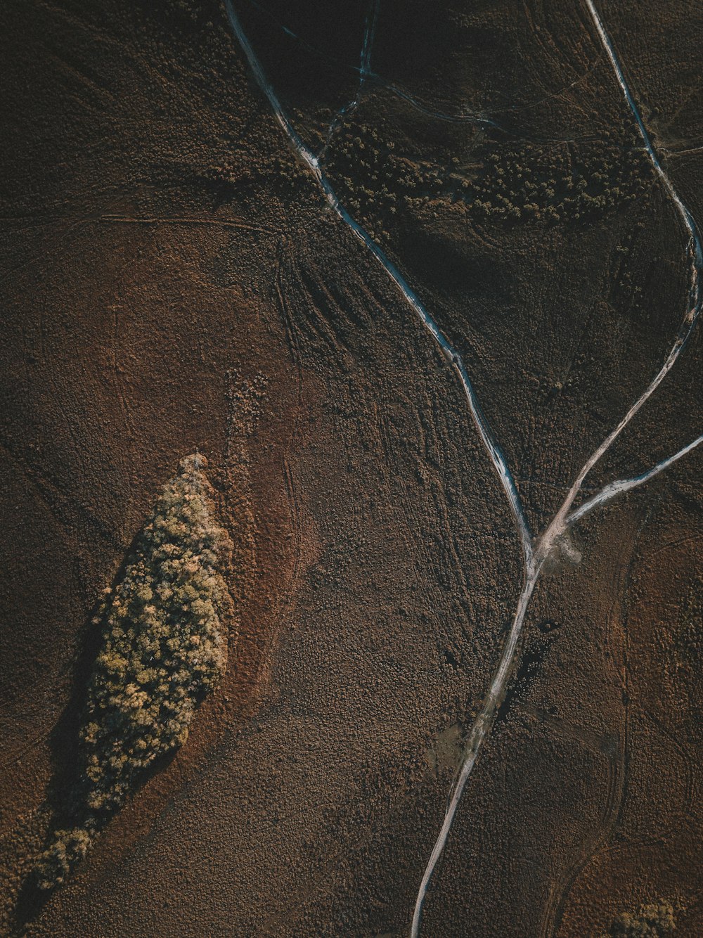 Fotografia aerea di campo bruno durante il giorno