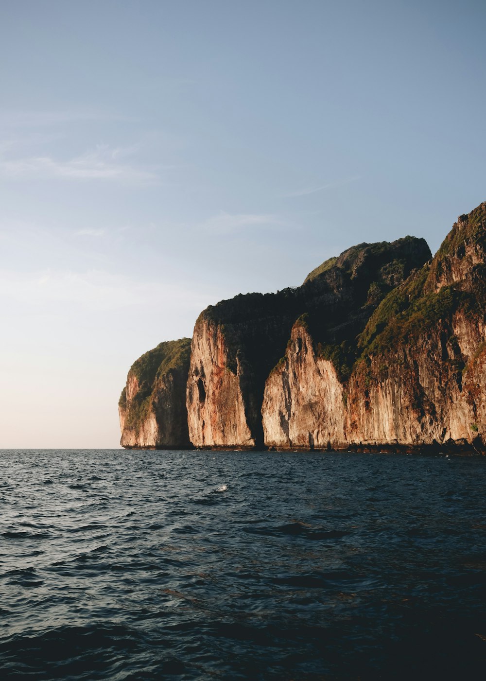 Grüne Insel, die tagsüber von Wasser umgeben ist