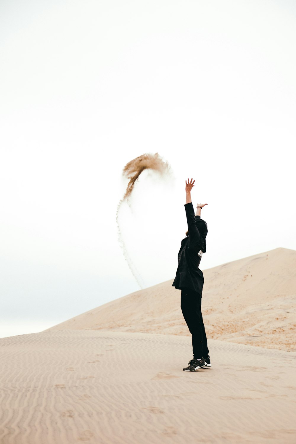 femme jette du sable