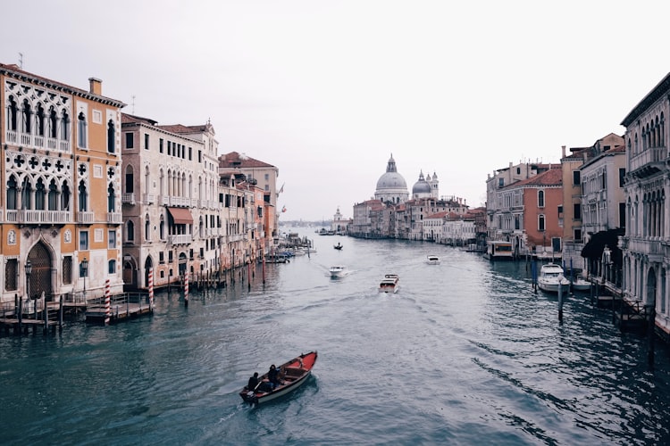 Canal de Veneza no Centro Histórico reúne barcos turísticos.