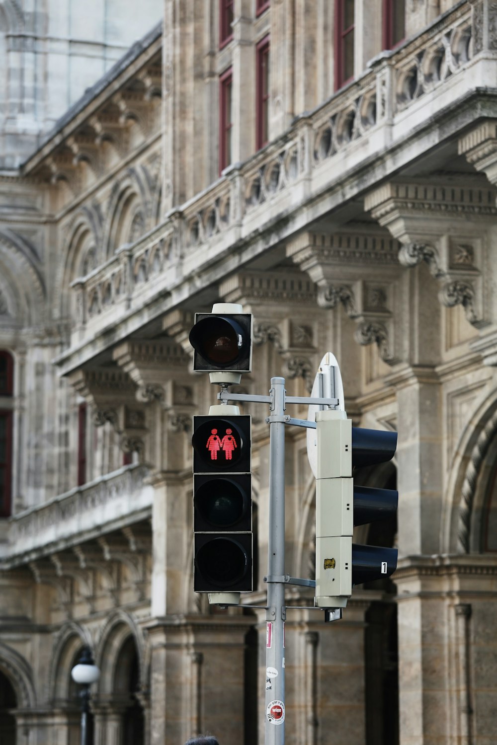 traffic light displaying stop light