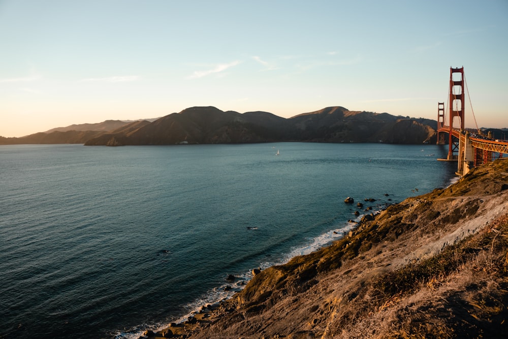 foto in riva al mare durante il tramonto