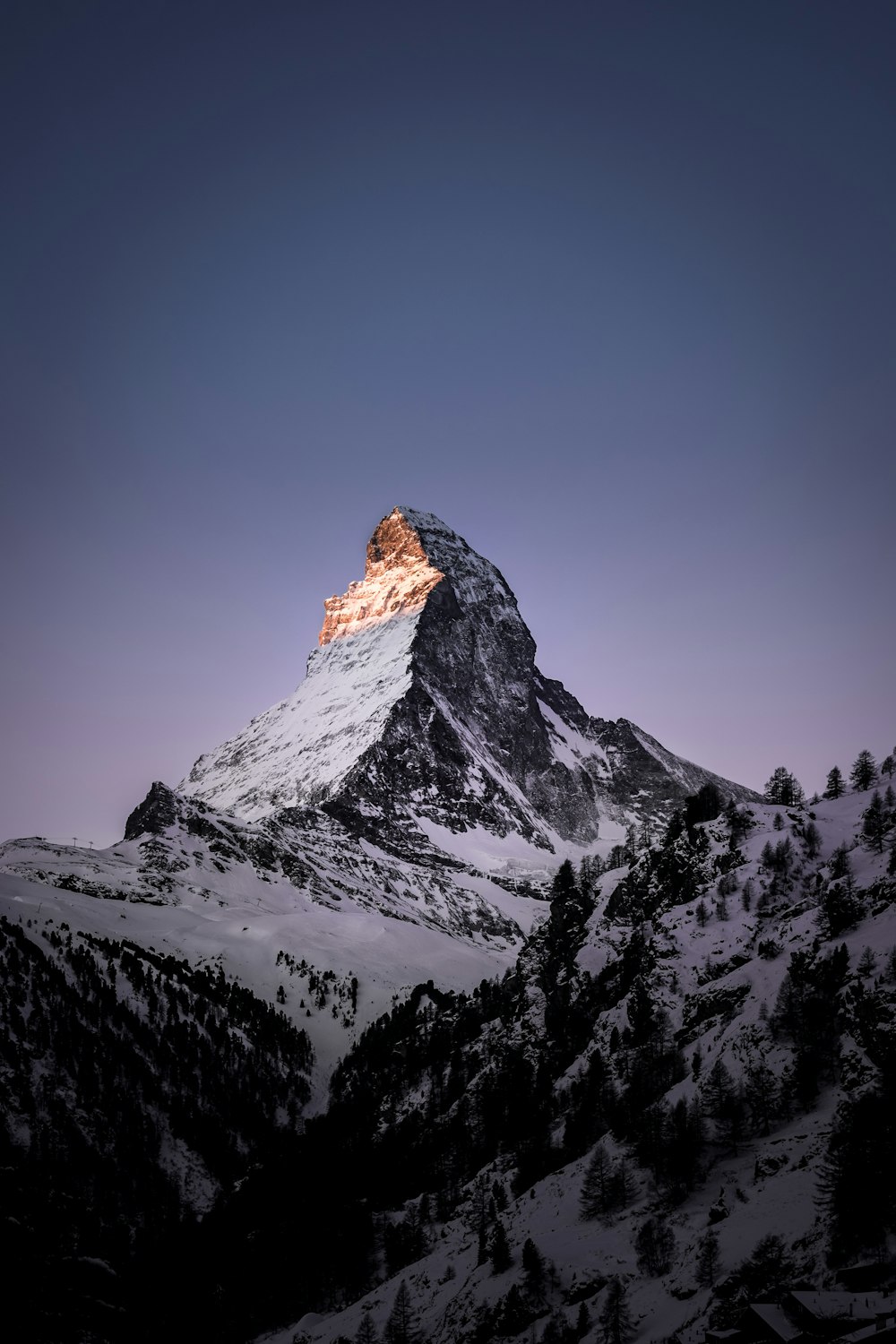 Berg mit Schnee bedeckt