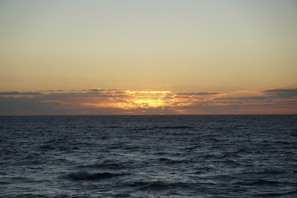 Mar calmo durante a hora dourada