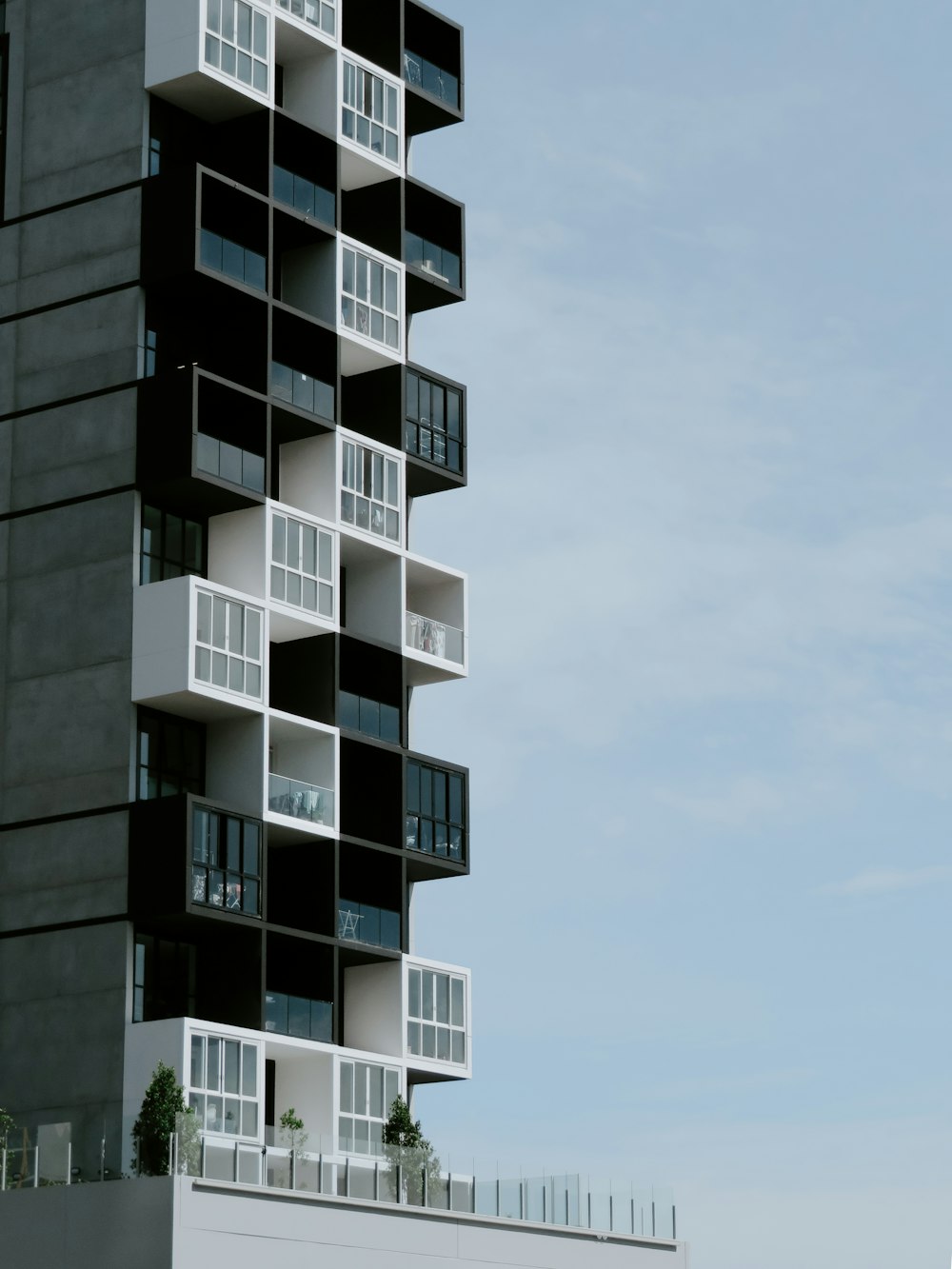 Edificio de hormigón blanco y negro