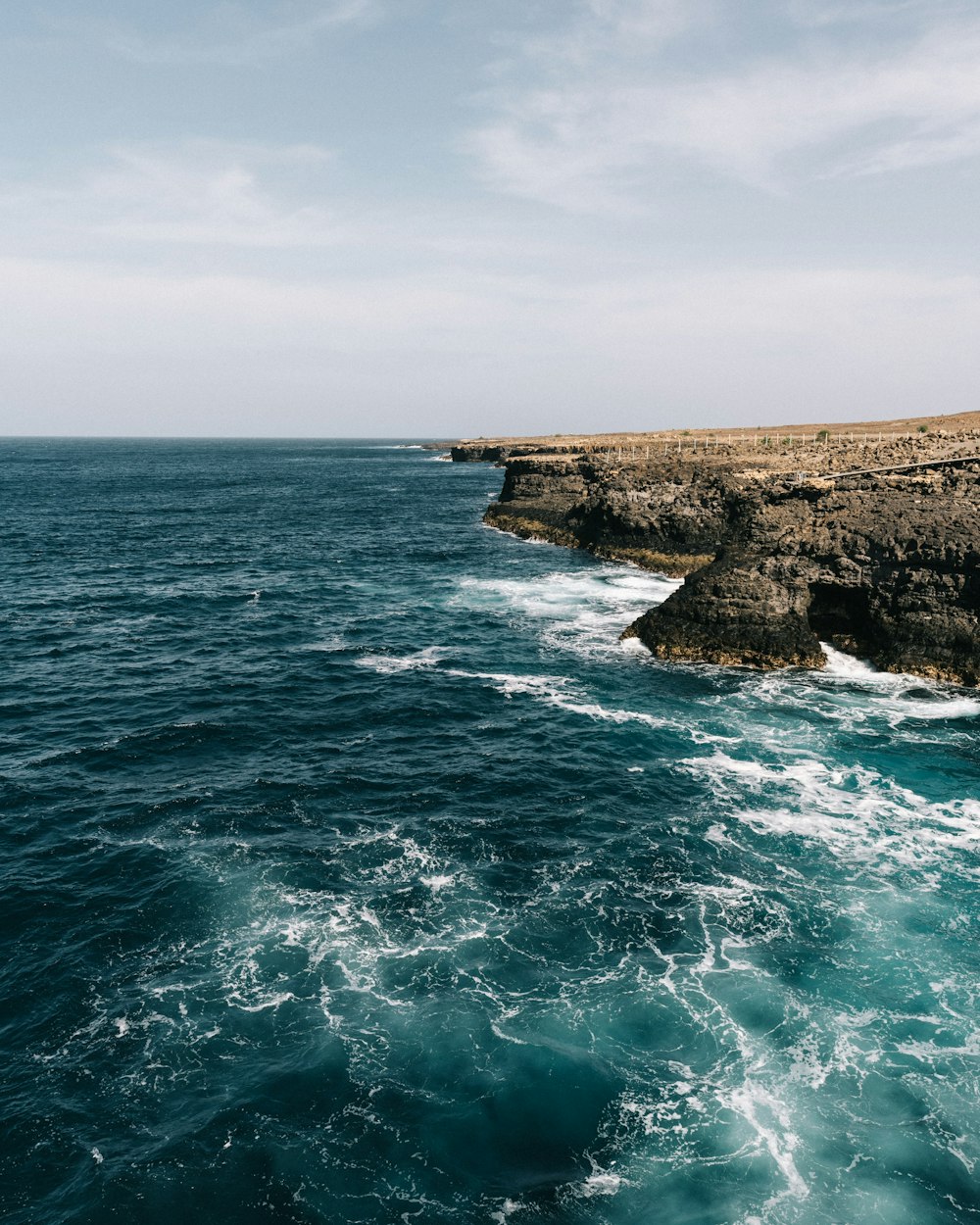 klares blaues Meer, umgeben von Felsen