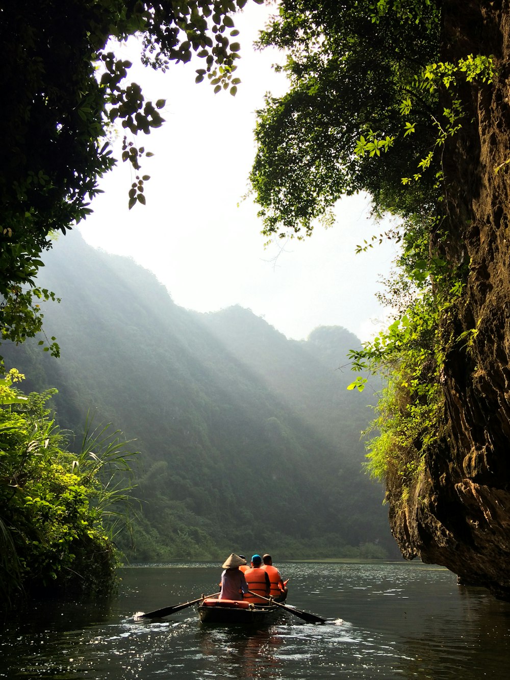 grupo de personas en bote remando durante el día