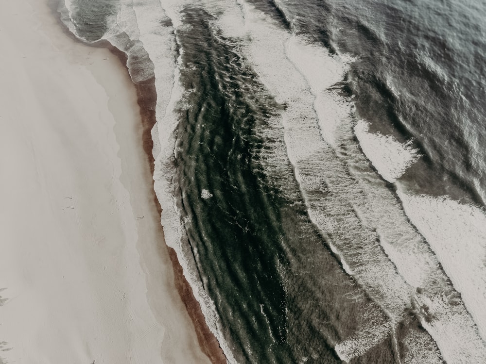 昼間の海波の航空写真