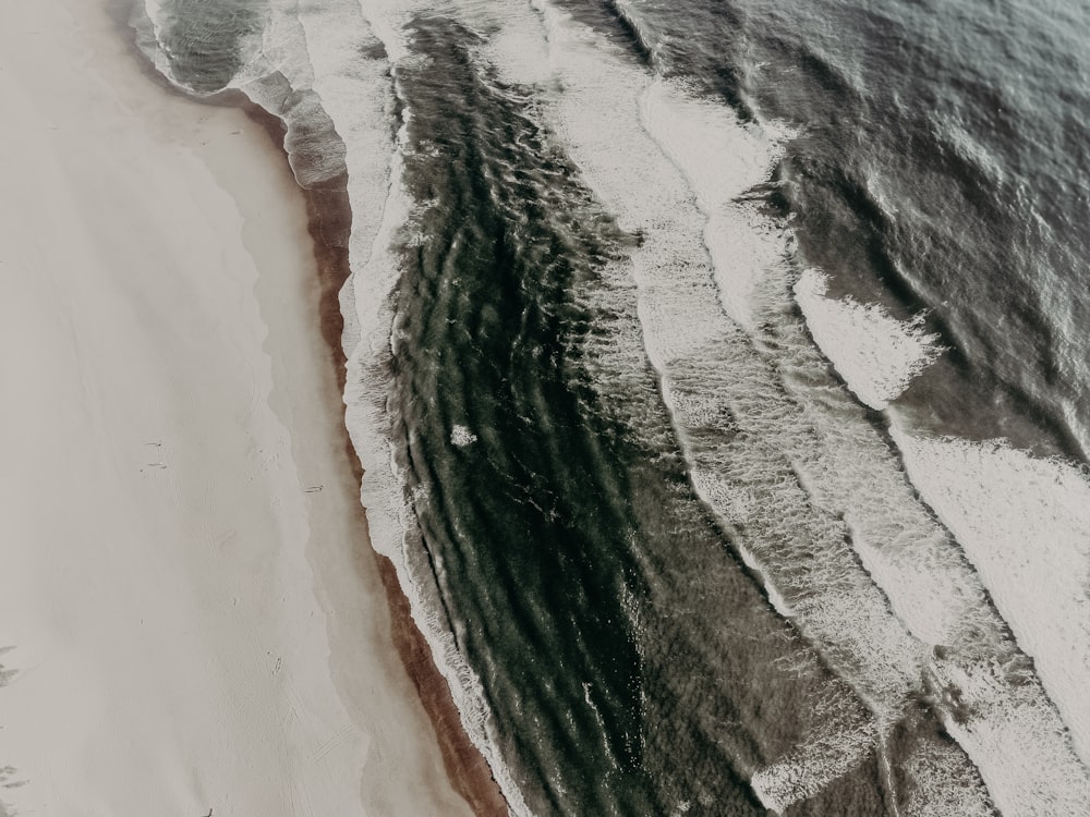 Photographie aérienne des vagues de la mer pendant la journée