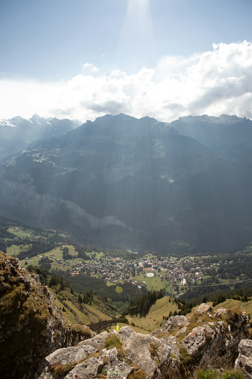 Sonnenstrahlen auf Bergen und Häusern