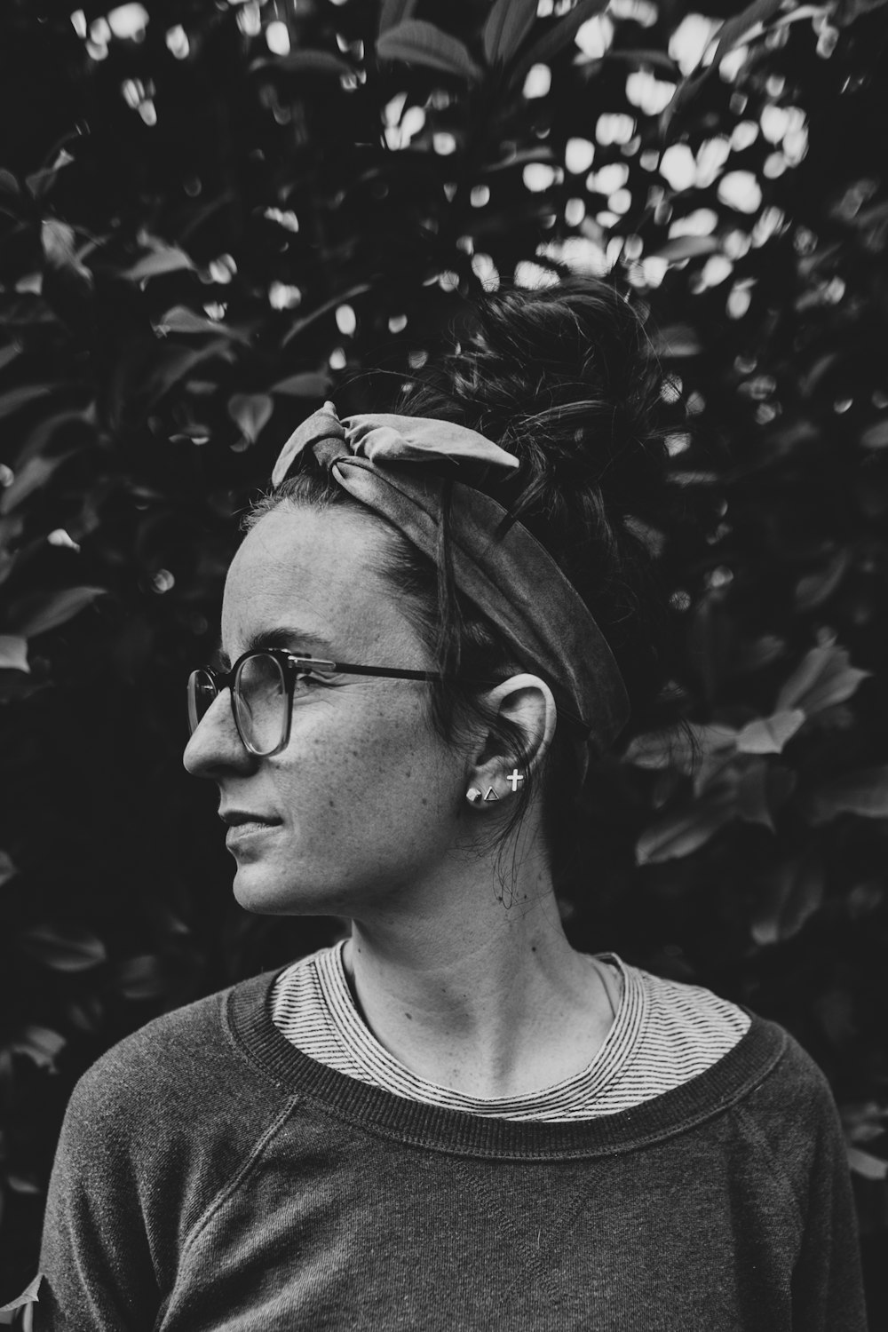 Photographie en niveaux de gris d’une femme regardant vers la gauche