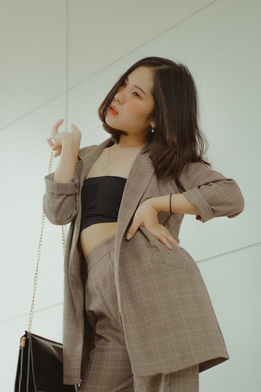 woman standing on focus photography