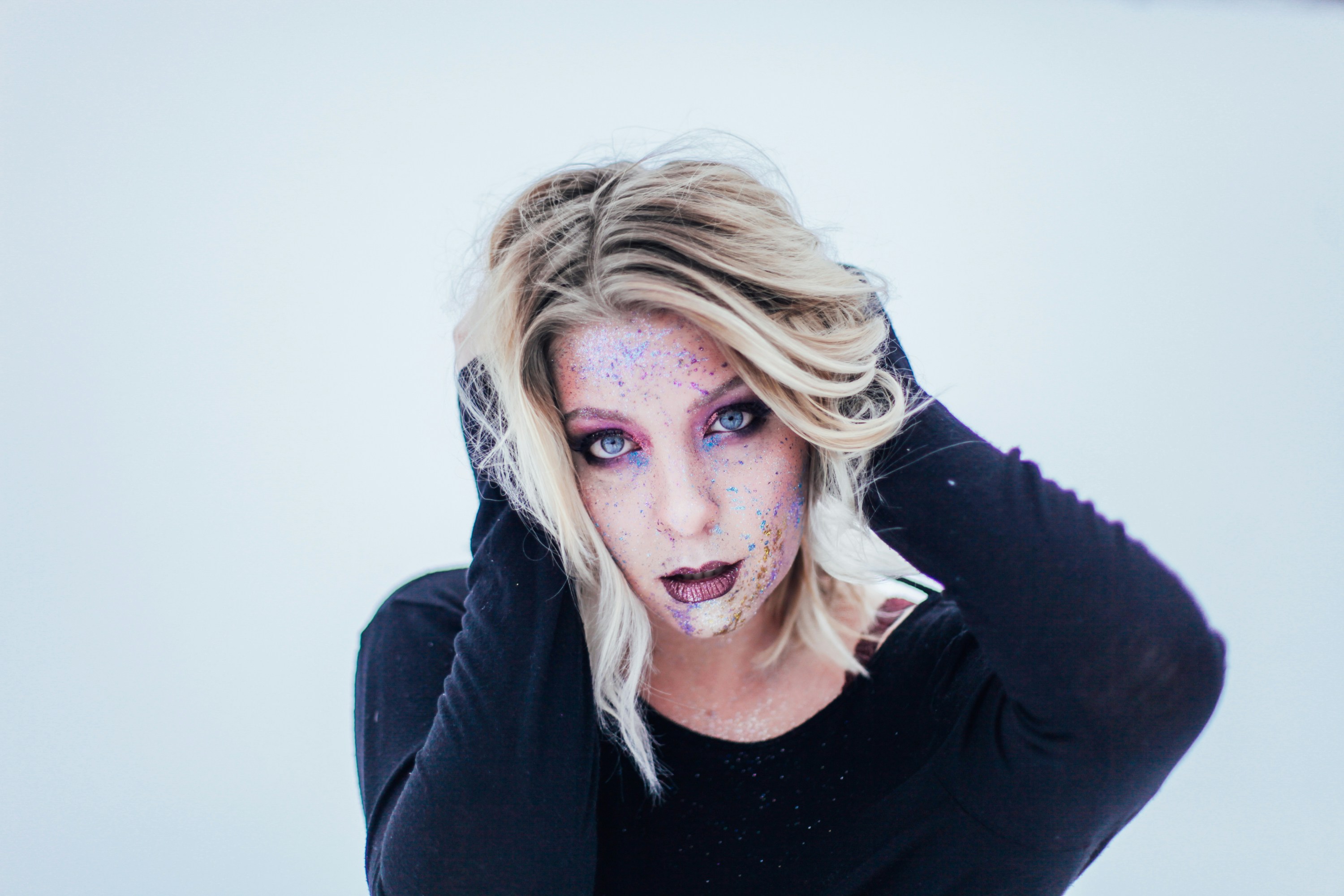 Mujer con camisa negra de manga larga con cuello redondo