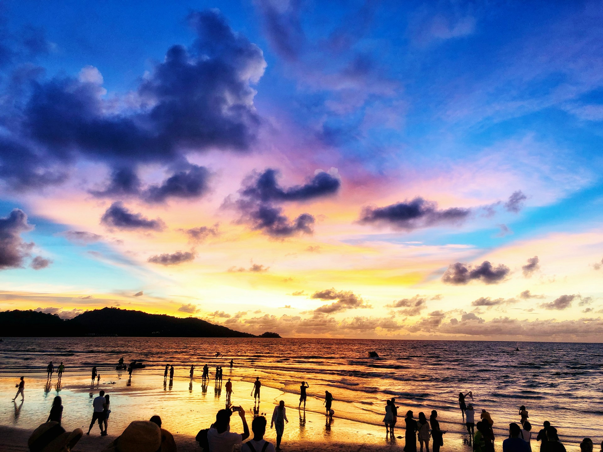 black and white bed linen