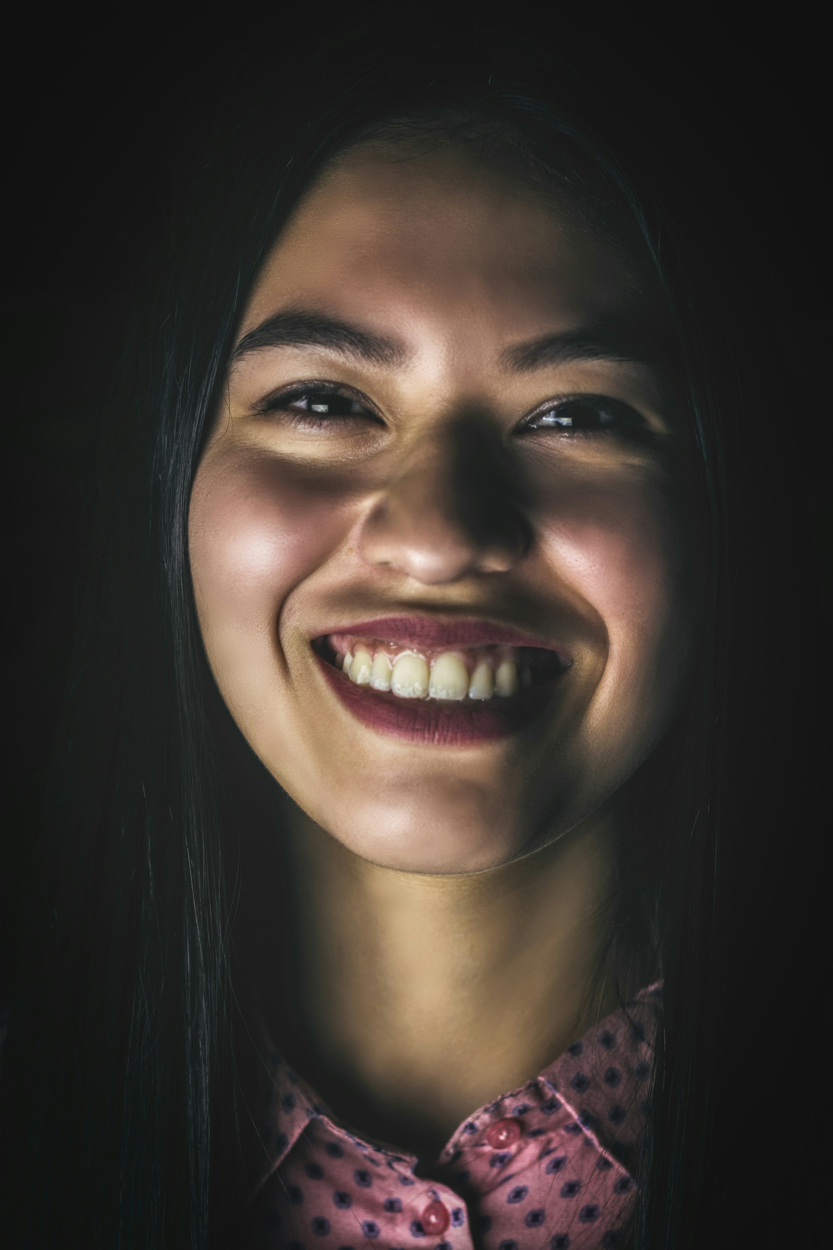 Mujer joven sonriendo con fondo claro