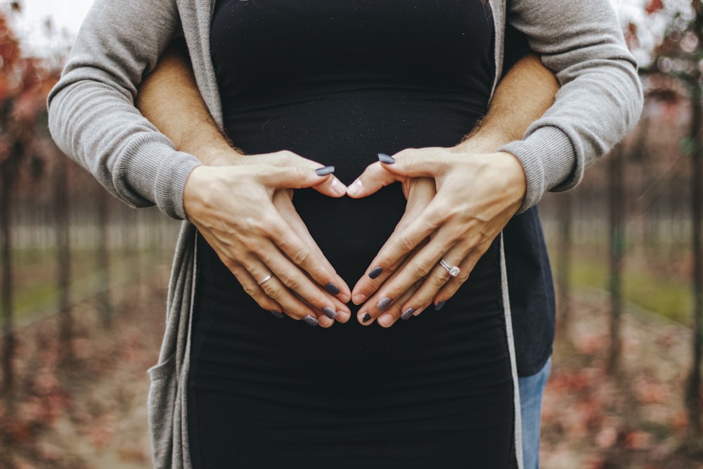 mujer tocando la barriga del bebé