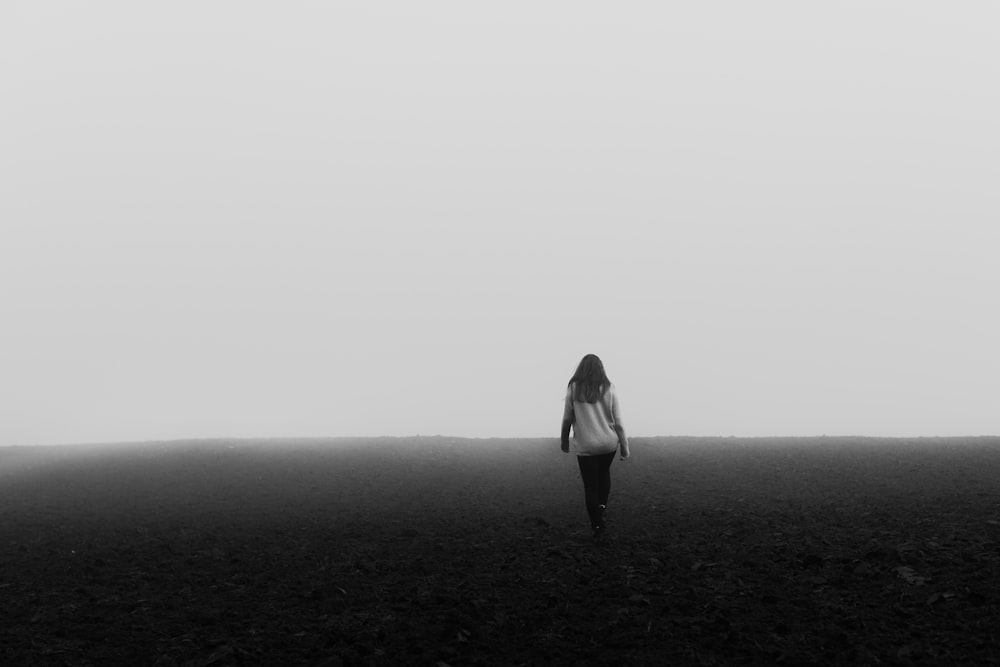 Mujer caminando sobre superficie negra