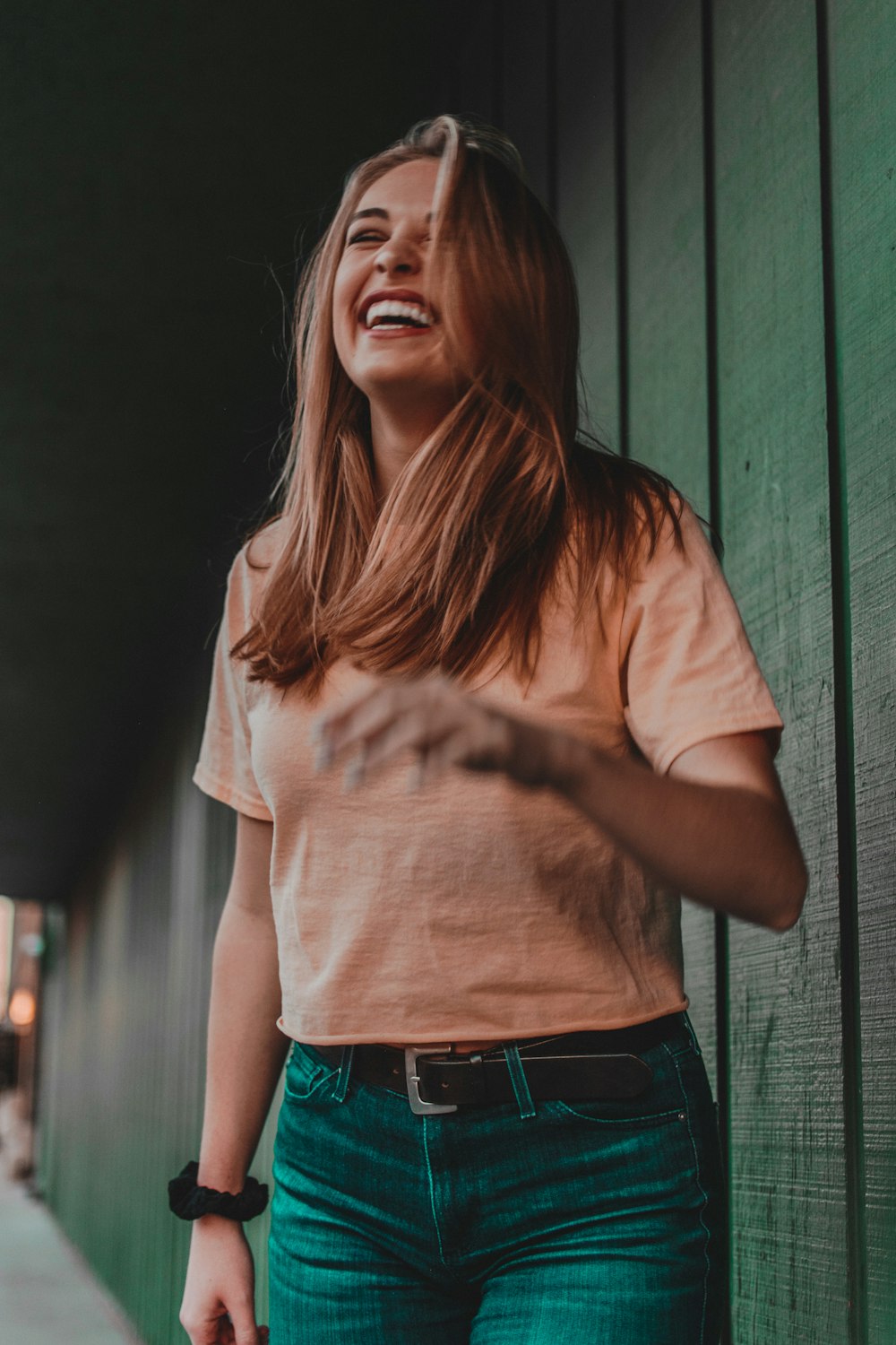 mujer con camisa naranja riendo