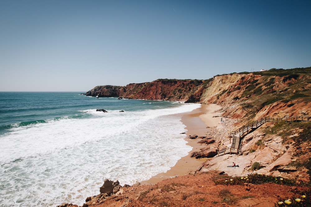 sea waves during daytime