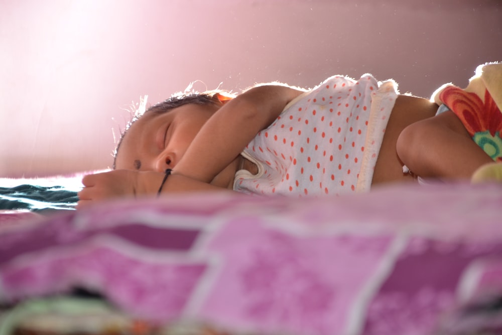 Foto mit flachem Fokus des schlafenden Babys
