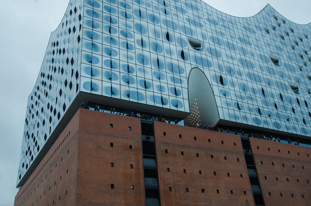 Edificio de hormigón marrón y azul durante el día