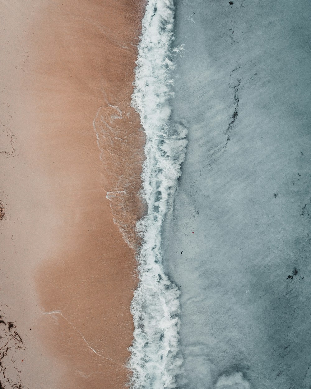 Pintura azul y marrón de la orilla del mar