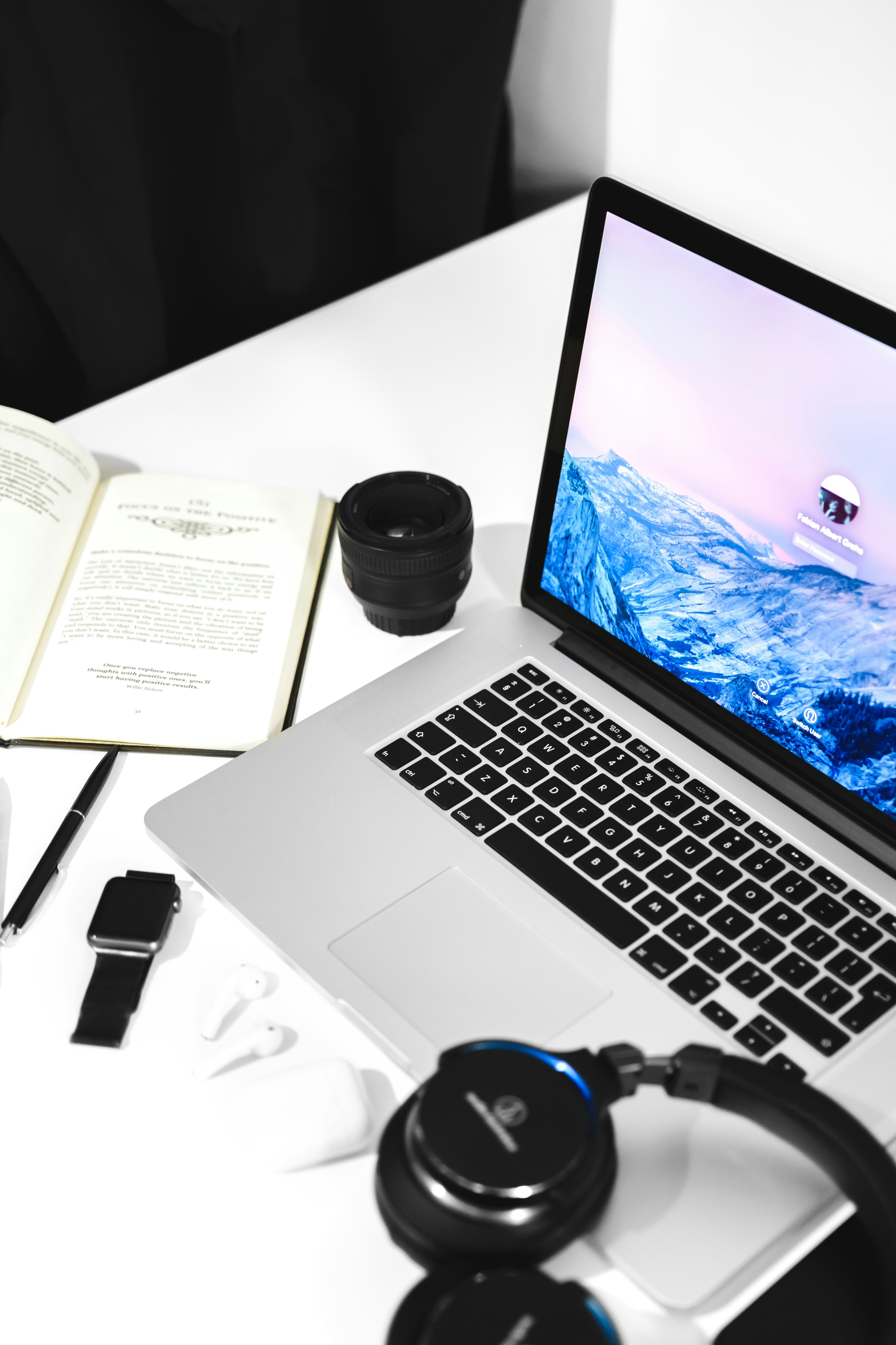 은색 MacBook Pro 켜짐