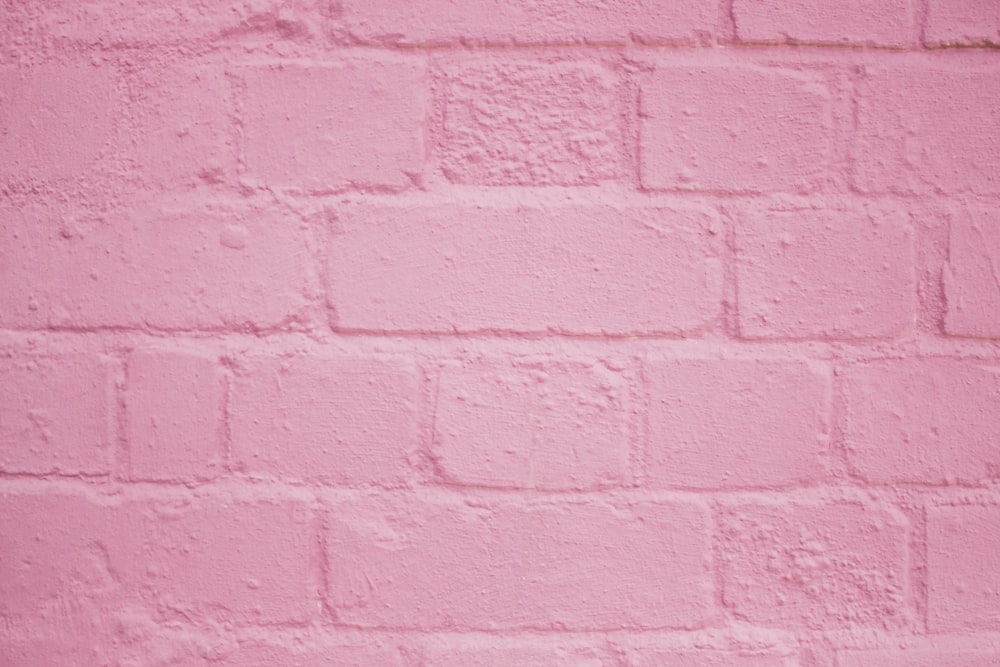 Mur de briques peintes en rose