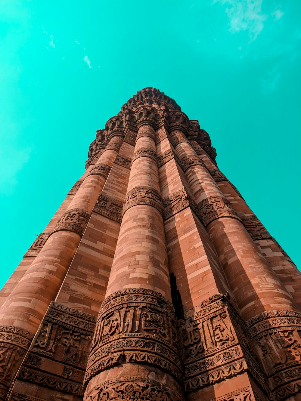 Fotografia dal basso della torre marrone