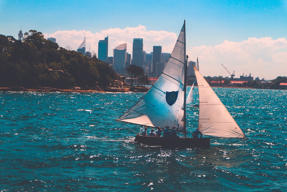 Gente en velero blanco