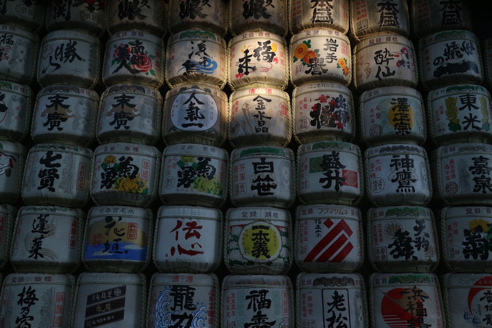 Stapel von Kanji-beschrifteten Schachteln