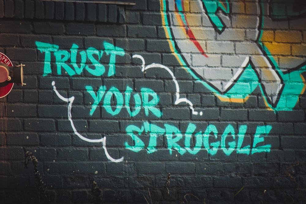 Verde Confía en tu lucha graffiti