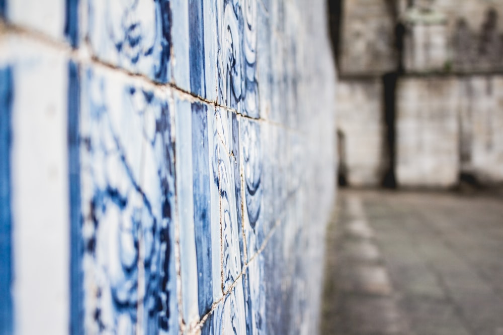 white and blue wall close-up photo